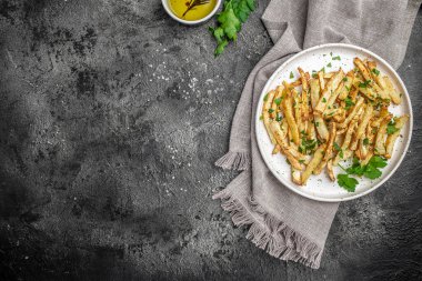 Fırında kavrulmuş havuç tabağı. Lezzetli vejetaryen kahvaltısı ya da atıştırmalık, temiz yemek, diyet, vejetaryen yemek konsepti. Uzun afiş biçimi. en üstteki görünüm.