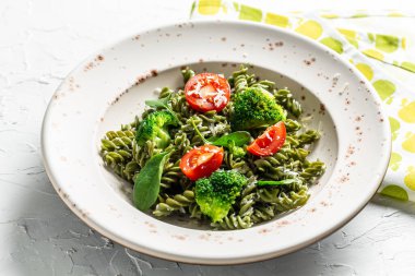 Ispanaklı sebzeli makarna. uygun diyet. Temiz yemek, diyet, vejetaryen yemek konsepti. en üstteki görünüm,