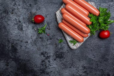 Sosisler vejetaryen vejetaryen ya da vejetaryen atıştırmalıkları yemeye hazır. Vejetaryen bitkisinden yapılmış sosisler soya fasulyesi taklidi et. metin için yer, üst görünüm.