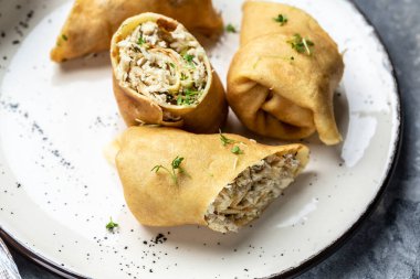 Tavuk eti ve peynirli krep ya da krep. Geleneksel Rus Shrovetide Maslenitsa festivali yemeği. Yemek tarifi geçmişi. Kapat.,