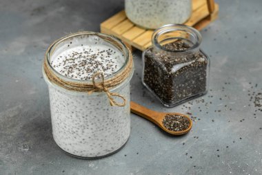 Sağlıklı kahvaltı. Chia tohumu pudingi. Chia tohumlu yoğurt sağlıklı süper yiyecek. Cam kavanozlarda süzme peynirli smoothie. metin için yer.