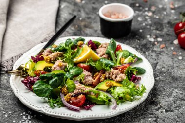 Lezzetli ton balığı salatası, marul, vişneli domates, avokado ve kırmızı soğan. Süper yiyecek konsepti. Sağlıklı, temiz yeme konsepti. Vejetaryen ya da glütensiz diyet. Üst görünüm.