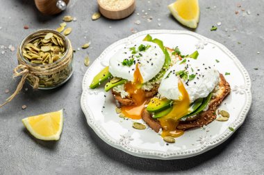 Avokado ve haşlanmış yumurtalı sandviç. Ekmek Ekmeği Dilimlenmiş Avokado ve Yumurta Sağlıklı kahvaltı veya atıştırmalık için bir fincan kahve, kopyalama alanı