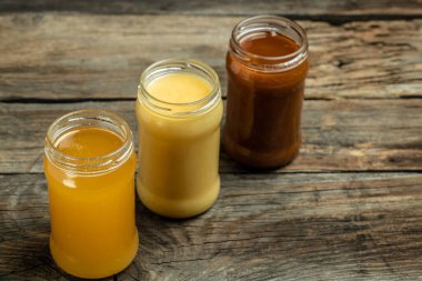 Farklı bal türlerinden kavanoz koleksiyonu, ışık, karanlık ve krema, üç kavanoz bal, yakın çekim,