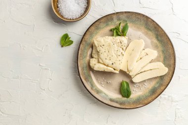Naneli halloumi peyniri. Izgara için peynir, Kıbrıs peyniri gıcırtısı. afiş, menü, metin için tarif yeri,,