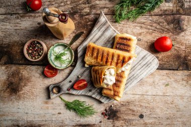 Türk mutfağı, Pastirma ve çedar peynirli Pacanga Boregi. Pastirmali Borek. Lezzetli kahvaltı ya da atıştırmalık. en üstteki görünüm.