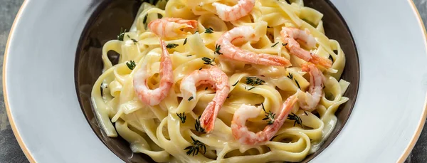 Izgara karides, beşamel sosu ve kekik ile birlikte deniz ürünleri tagliatelle makarna, fettucine makarna. İtalyan yemeği. Sağlıklı diyet deniz ürünleri konsepti. Üst görünüm.