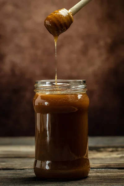 Süßer Honig Glas Und Löffel Auf Holzgrund Bienen Produzieren Frischen — Stockfoto