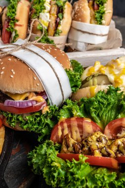 Tahta tepside hamburger ve patates kızartması. Geleneksel Amerikan fast food. dikey görüntü. en üstteki görünüm.