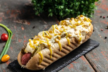 Sosisli, peynirli ve mısırlı sosisli. afiş, menü, metin için tarif yeri, üst görünüm.