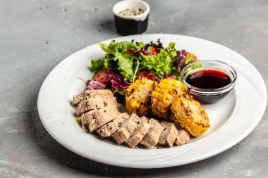 Tavuk göğlü yeşil salata, ızgara mısır ve sos. Sağlıklı yağlar, kilo vermek için temiz yiyecekler..