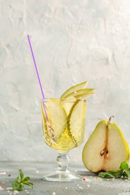 Taze kokteyl ya da armut ve buzlu moktail. Az alkollü içecek, bahçede ferahlatıcı içecek.,