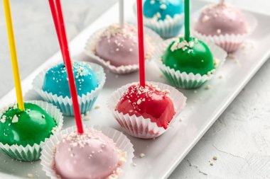 Beyaz bir tabakta parlak renkli pasta, servis afişi, menü, yemek tarifi,