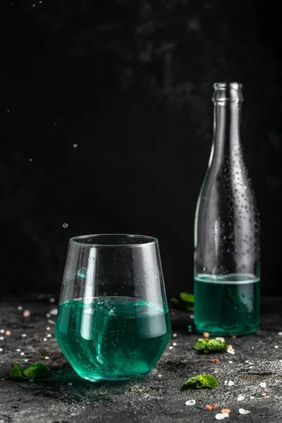 Blå Låg Alkohol Dryck Kylda Färgglada Drycker Rustik Svart Bakgrund — Stockfoto