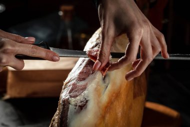 İberya jambonu. Geleneksel İspanyol jambonu, kurutulmuş dilimleme. Hamon kırk sekiz haftalık. İspanya 'nın gastronomik ürünleri.