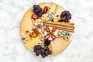 Peynir çeşitleri, peynir çeşitleri, üzümler, bal ve fındık tabağı. aperitivo parti konsepti, afiş, menü, metin için tarif yeri.
