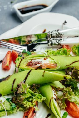 Tütsülenmiş somon, ıspanak ve ekşi krema, detoks ve sağlıklı yiyecek konsepti olan krepler. Ketojenik düşük karbonhidrat diyeti,