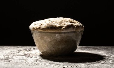 Unlu bir yüzeyde ekmek ya da pizza için maya hamuru, un sıçramasıyla. Ekmek pişiriyorum. Hamuru yoğurmak. Uzun pankart biçimi