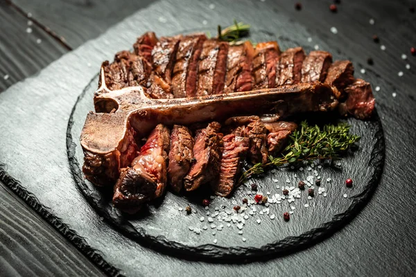 Churrasco Envelhecido Seco Bife Porco Bife Grelhado Com Especiarias Servidas — Fotografia de Stock