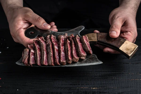 Chef Fait Cuire Steak Viande Ajoute Assaisonnement Dans Mouvement Gel — Photo