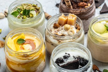 Büyük bir dondurma koleksiyonu, taze fıstık, çikolata, karamel, kavun, mango, çikolata parçacıklı sandviç kurabiyeleri aromatik vanilyalı beyaz kapsüllü lezzetli dondurmalar.,