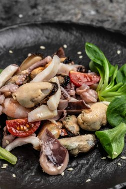 Deniz ürünleri tabağı ahtapot, midye ve karides. Akdeniz yemekleri, dikey görüntü. en üstteki görünüm,