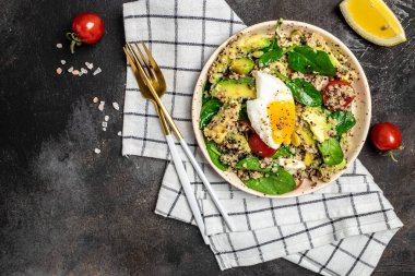 Keto diyet tabağı kinoa, avokado, yumurta, domates, ıspanak ve ay çekirdeği. Sağlıklı yiyecekler, ketojenik diyet, diyet öğle yemeği konsepti, metin yeri, üst görünüm.