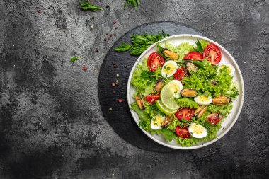 Midyeli taze salata, bıldırcın, yumurta, eşlenik, limon, ıspanak, marul, vişneli domates ve mikroyeşil. Beslenme salatası. Metin ve üst görünüm için pankart menüsü tarifi yeri.