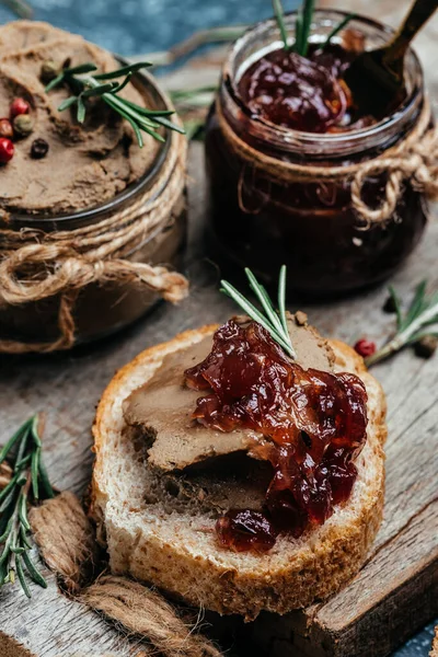 Belgische Entenleberpastete Mit Zwiebelmarmelade Confiture Frische Hausgemachte Hühnerleberpastete Mit Gemüse — Stockfoto