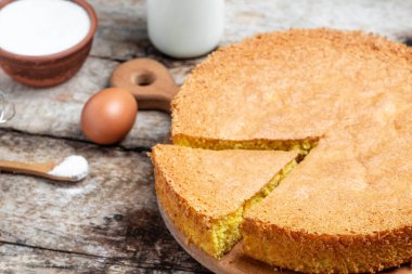 Ahşap masada ev yapımı kek, fırın arka planı. Mutfak, yemek pişirme, fırın konsepti. metin için yer, üst görünüm.