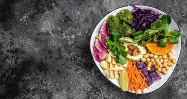 Halloumi peynirli Buda kasesi salatası, avokado, salatalık, nohut, karpuz turpu, patatesli tatlı. Ketojenik paleo diyeti. Temiz yemek, diyet, vejetaryen yemek konsepti. en üstteki görünüm.