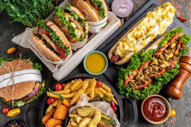 Tahta tepside hamburger ve patates kızartması. Geleneksel Amerikan fast food ahşap tahtada, üst manzara,