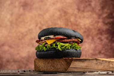 Ev yapımı hamburger, ızgara et, sebze, ahşap arka planda patates kızartması. Fast food ve abur cubur kavramı.