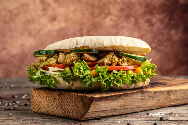 Kızarmış sandviç sandviçi, yanında çıtır tavuk ve salata. Türk tavuklu sandviç. Fast food. Boşluğu kopyala,