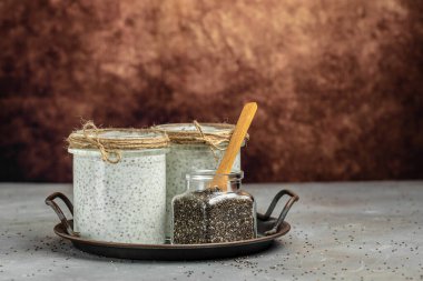 Sağlıklı kahvaltı. Chia tohumu pudingi. Chia tohumlu yoğurt sağlıklı süper yiyecek. Cam kavanozlarda süzme peynirli smoothie. metin için yer.