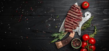 Barbekü kurutulmuş wagyu bifteği, orta pişmiş biftek ve eski kasapta servis edilen baharatlar. Kesilmiş. Uzun pankart biçimi, üst görünüm.