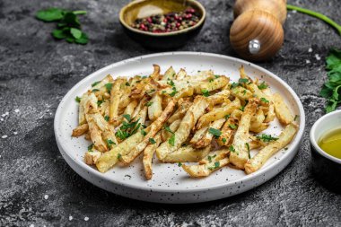 Hafif Arkaplanda Kızarmış Havuç. Tabakta garnitür var. Lezzetli vejetaryen kahvaltısı ya da atıştırmalık, temiz yemek, diyet, vejetaryen yemek konsepti. afiş, menü, metin için tarif yeri, üst görünüm,