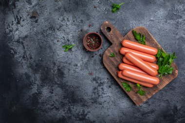 Sosisler vejetaryen vejetaryen ya da vejetaryen atıştırmalıkları yemeye hazır. Vejetaryen bitkisinden yapılmış sosisler soya fasulyesi taklidi et. metin için yer, üst görünüm.