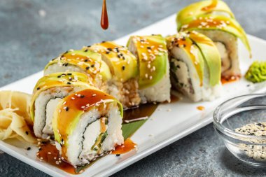 Avokado ve krem peynirli suşi, vejetaryen suşi rulosu, ushi menüsü, restoran. Deniz ürünleri, Asya yemekleri.,