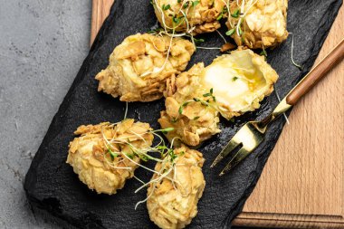 Kızılcık reçeli ve fındıklı fırında camembert peyniri. Geleneksel Gurme Kahvaltı. Yemek tarifi geçmişi. Kapat..