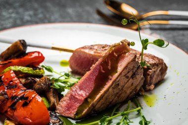 Baharatlı ızgara ton balığı. Sebzeli ton balığı bifteği. Kızarmış ton balığı ızgarada ızgara. diyet vejetaryen balık yemeği, ketogenik, keto ya da paleo diyeti öğle yemeği, sağlıklı besin eğilimi. Üst görünüm,