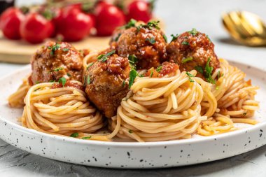Domates soslu ve köfteli İtalyan makarnası. Restoran menüsü, diyet, yemek kitabı tarifi üst görünümü.