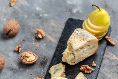 Mavi peynir, fındık ve bal ile pişirilmiş armutlar. Fransız mutfağı. Keto diyeti. Vejetaryen yemeği. afiş, menü, metin için tarif yeri, üst görünüm.