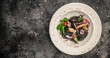 Deniz ürünleri ahtapotlu mürekkep balığı spagettisi, kabuklu midye ve karides. Uzun afiş biçimi. en üstteki görünüm.