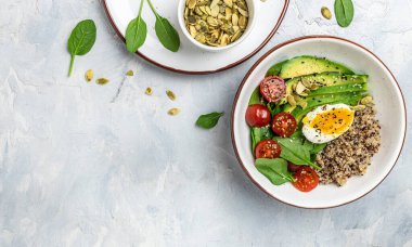 İçinde avokado, yumurta, domates, ıspanak ve ayçiçeği tohumları olan kinoa budha kasesi. Ev yapımı yemek. Sağlıklı, temiz yemek. Vejetaryen ya da glütensiz diyet, uzun pankart formatı. en üstteki görünüm.