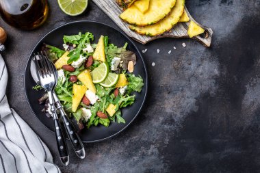 Lezzetli yaz salatası fındıklı, mavi peynirli ve ananaslı. Sağlıklı sulu yiyecekler. sağlıklı yiyecek seçimi.