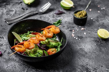 Vejetaryen sebze düşük karbonhidratlı avokado, taze salata, ızgara karides ve pesto sosu. Sağlıklı beslenme kavramı. en üstteki görünüm.