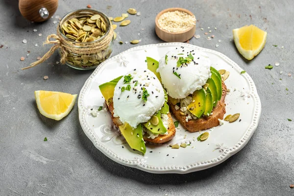 Avokado haşlanmış yumurtalı sandviç. Sağlıklı kahvaltı ya da atıştırmalık ekmek üzerine dilimlenmiş avokado ve yumurta. Sağlıklı yağlar, kilo vermek için temiz yiyecekler. en üstteki görünüm.