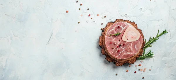 Rauwe Ossobuko Steak Marmer Vlees Met Kruiden Specerijen Een Lichte — Stockfoto