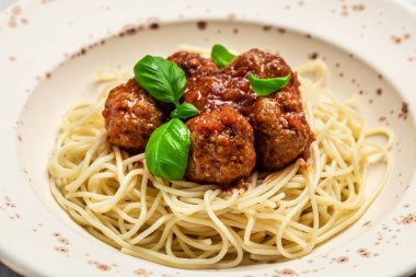 Köfte ve domates soslu spagetti makarna, İtalyan yemek tarifi geçmişi. Kapat..